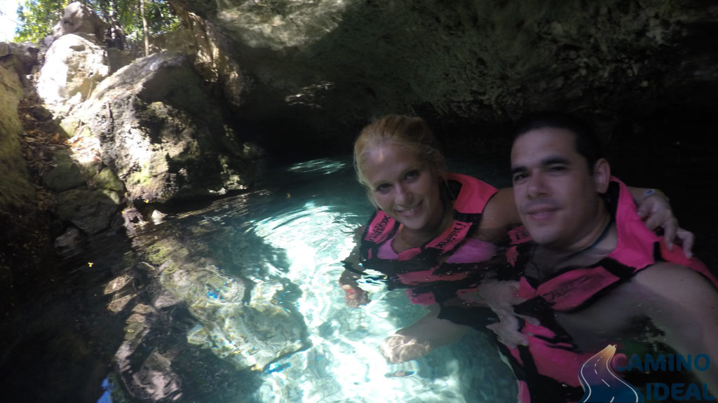 Noelí y Edu en el rio subterraneo, actividad principal en Xcaret Mexico
