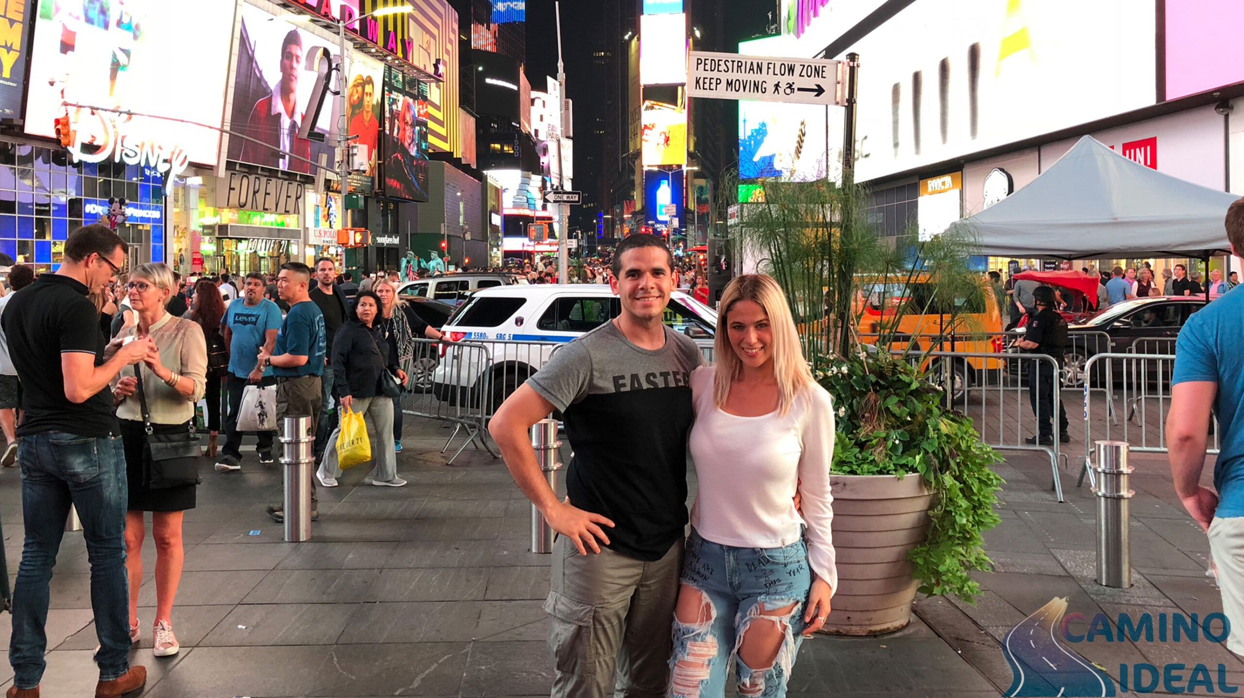 Noelí y Edu en Times Square Nueva York sonriendo y abrazados