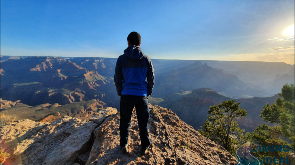 Eduardo de espalda, contemplando el amanecer en el Gran Cañon, Estados Unidos