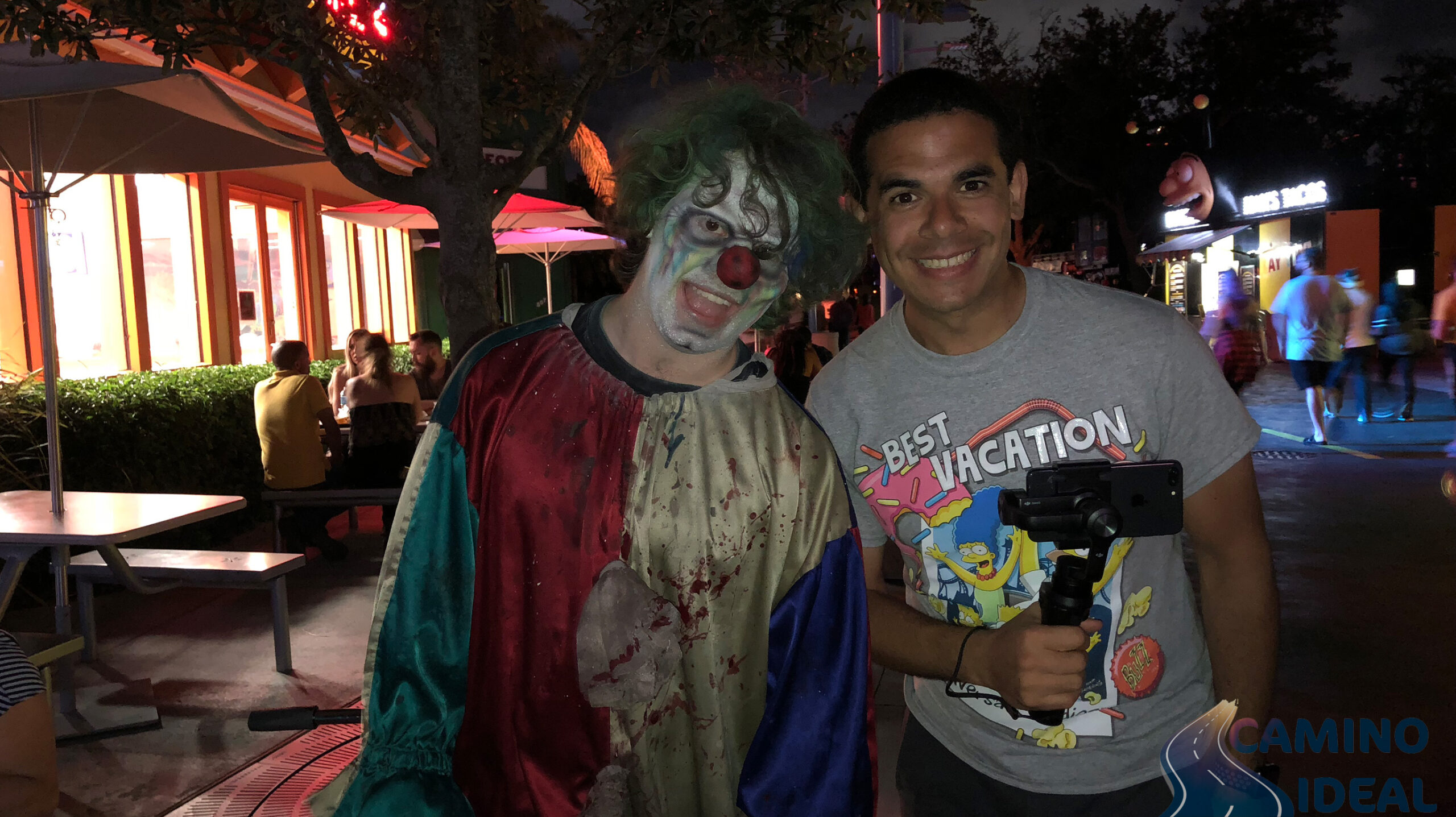 Edu con un payaso terrorifico de Halloween Horror Nights en Universal Studios Orlando