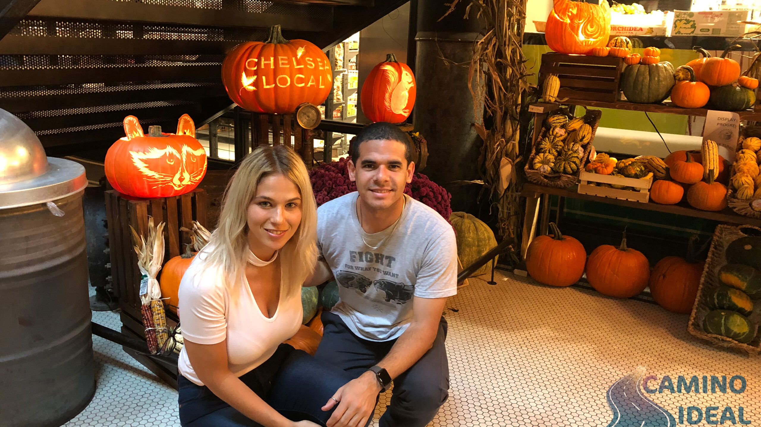 Edu y Noeli en el Chelsea Market de Nueva York rodeados de decoraciones de Halloween, en especial calabazas.