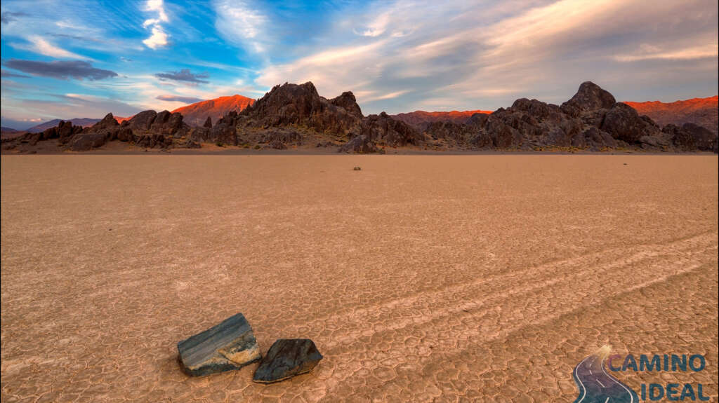 Las piedras caminantes de Racetrack Playa, en Death Valley, Estados Unidos, un lugar misterioso del mundo.