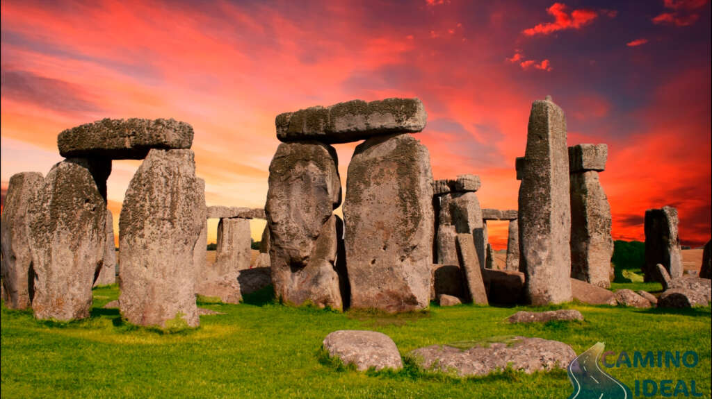Stonenhenge, con un cielo rojizo increíble. Un conjunto de piedras misterioso que se encuentra en Inglaterra.