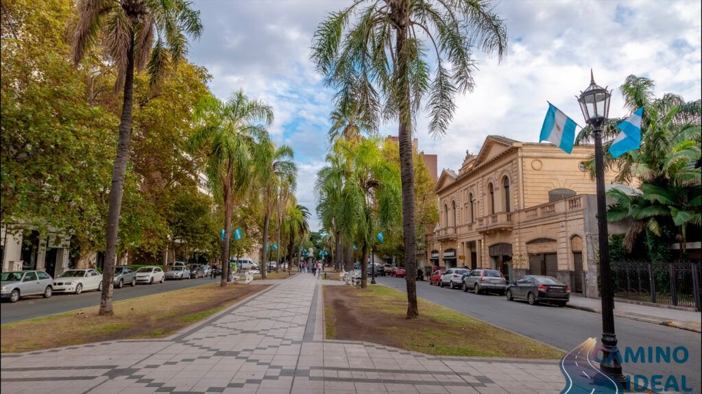 Boulevard Oroño de Rosario, un paseo hermoso para caminar entre sus palmeras y faroles