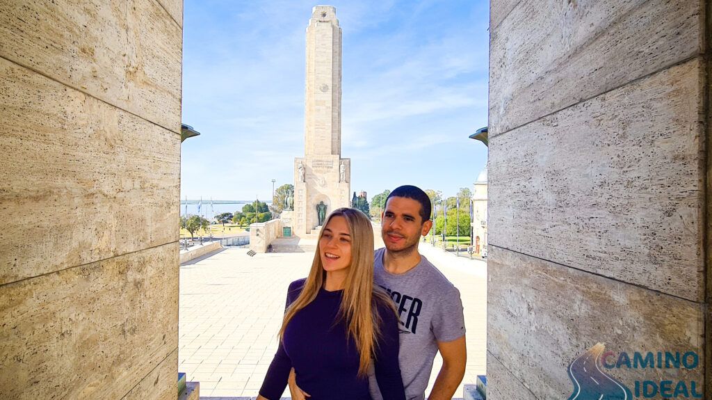 Edu y Noelí en el Monumento Nacional a la Bandera en Rosario
