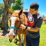 Edu acariciando un caballo en el día de campo en La Florita