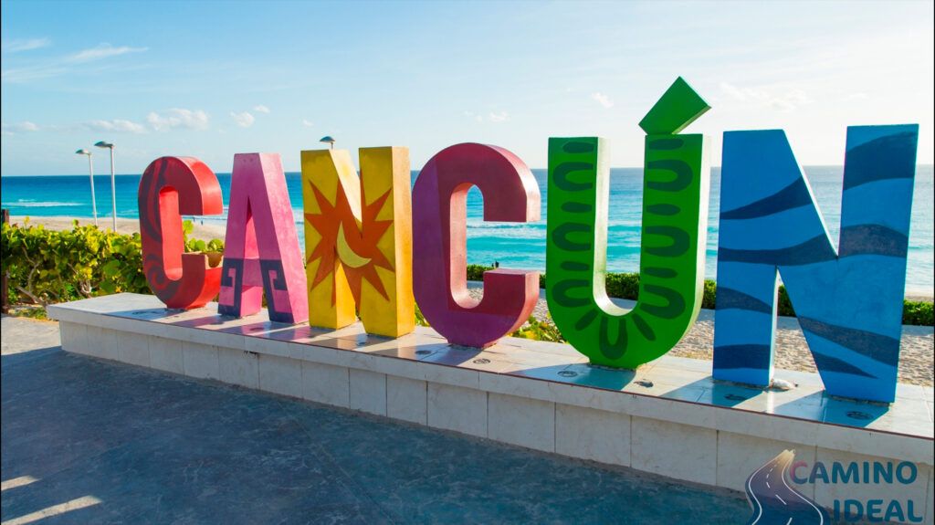Cartel de Cancún sobre la playa de esta ciudad mexicana