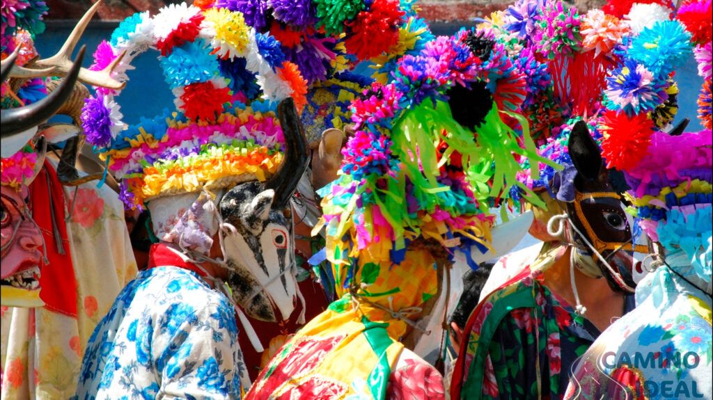Gente disfrazada en el carnaval mexicano