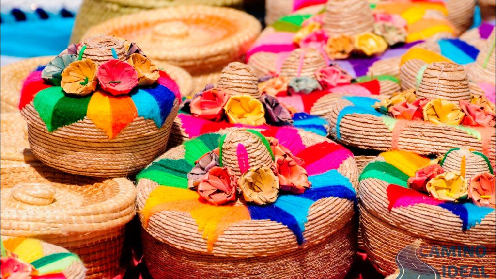 Sombreros tipicos mexicanos, coloridos, en la quinta avenida de Playa del Carmen
