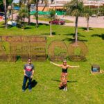 Noeli y Edu delante del cartel de bienvenida de San Antonio de Areco