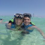 Noelí y Edu haciendo snorkel en el mar de México