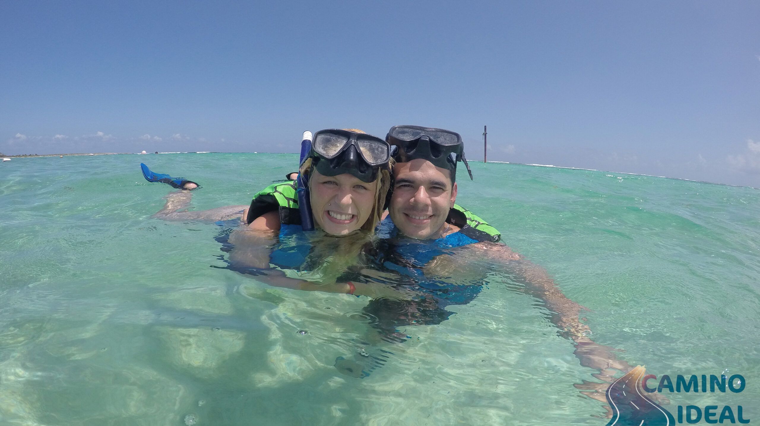 Noelí y Edu haciendo snorkel en el mar de México