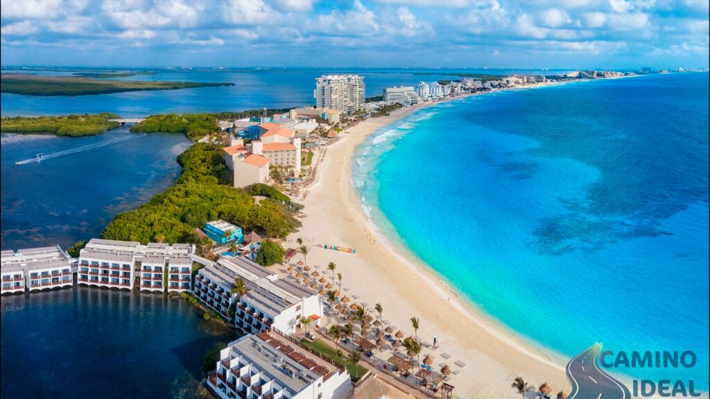 Cancún desde el aire con sus hoteles enormes, sus playas y su mar azul