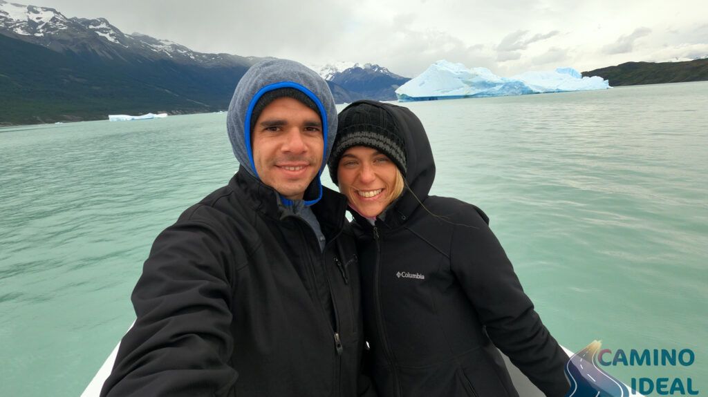 Noelí y Edu en la navegación Todo Glaciares con un iceberg detrás