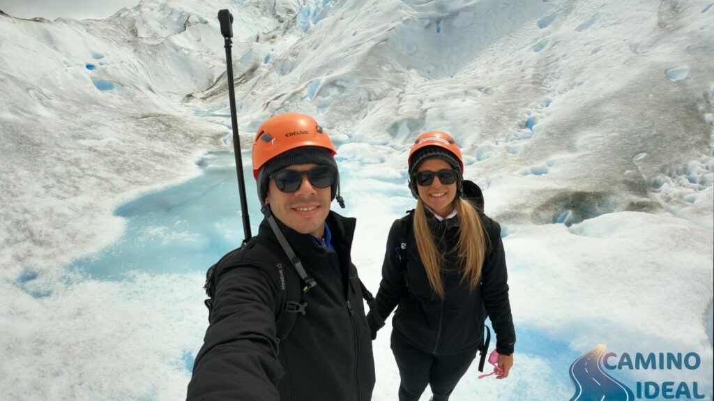 Noelí y Edu haciendo el minitrekking en el Glaciar Perito Moreno