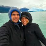 Noelí y Edu con un tempano detras en la navegacion Todo Glaciares