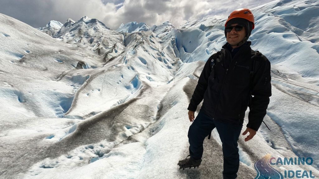 Edu sobre el Glaciar Perito Moreno realizando el minitrekking.