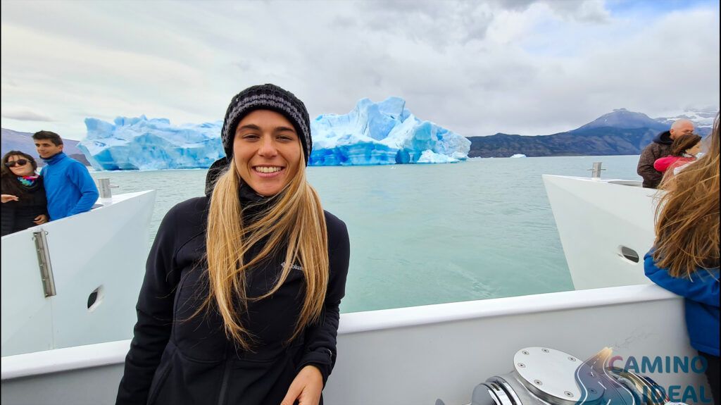 Noelí sonriendo con un tempano detrás durante la navegación Todo Glaciares.