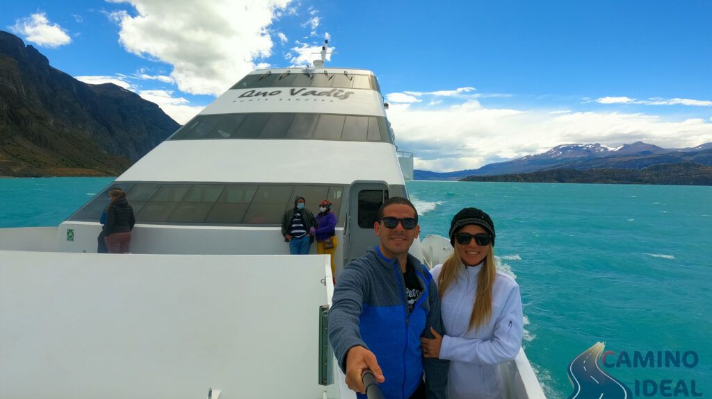 Noelí y Edu en la embarcación de Todos Glaciares