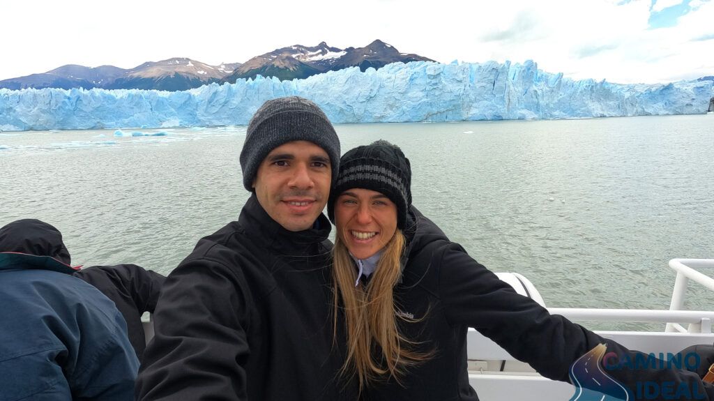 Noelí y Edu con el Glaciar Perito Moreno detrás