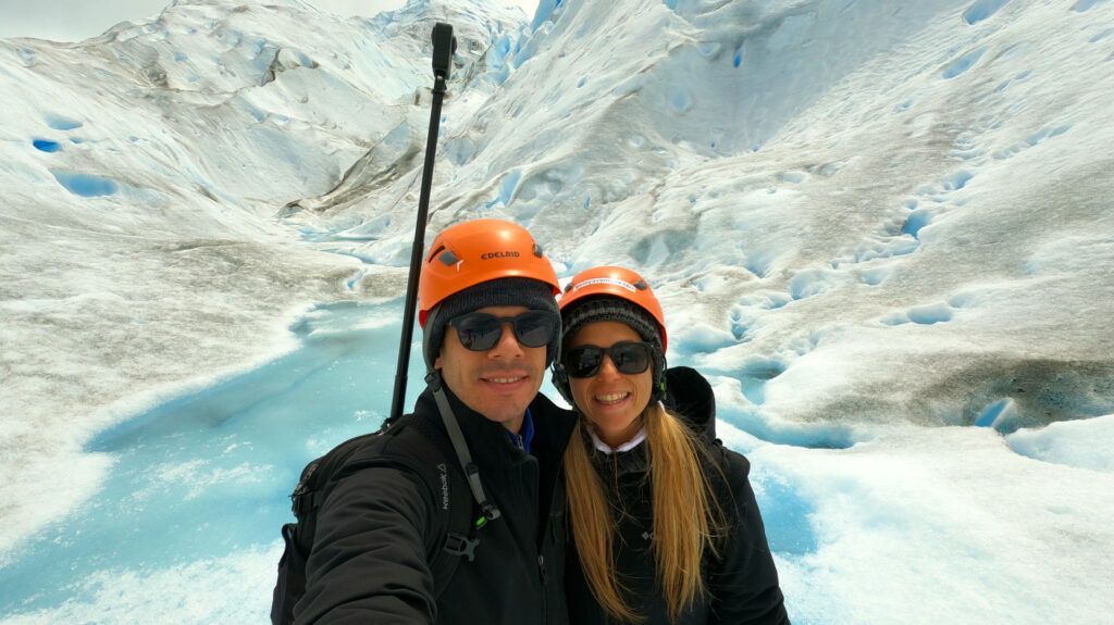 Noelí y Edu caminando sobre el Glaciar Perito Moreno durante el minitrekking