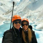 Noelí y Edu caminando sobre el Glaciar Perito Moreno durante el minitrekking