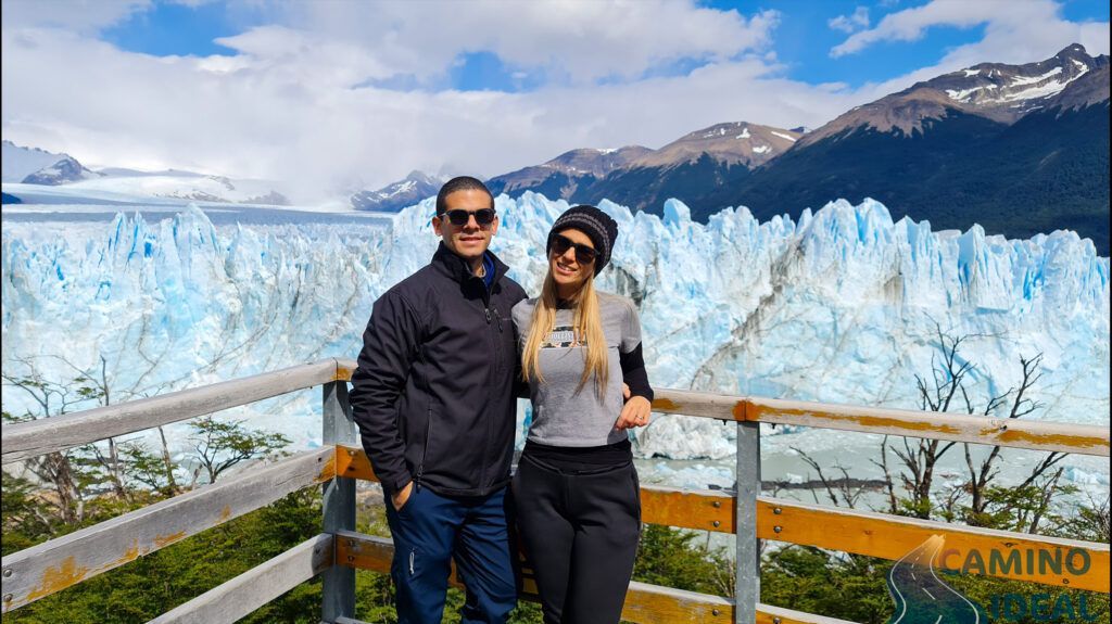 Edu y Noelí con el Glaciar Perito Moreno de fondo