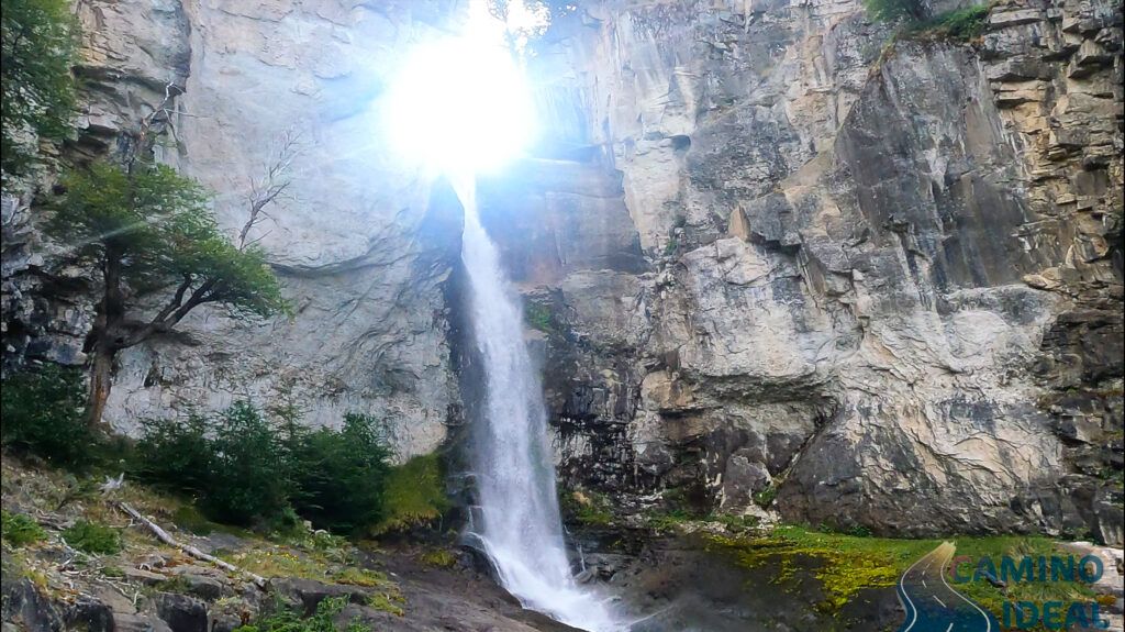 La cascada Chorrillo del Sato con el sol detras