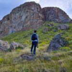 Edu de espaldas mirando una gran roca en el trekking Laguna de los Tres
