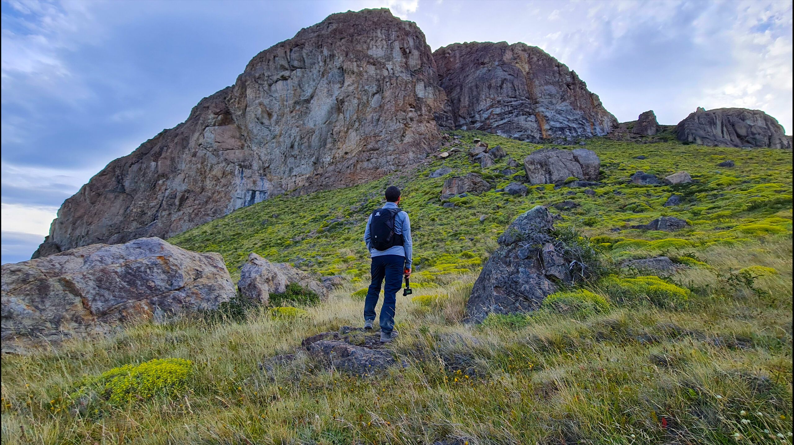 Edu de espaldas mirando una gran roca en el trekking Laguna de los Tres