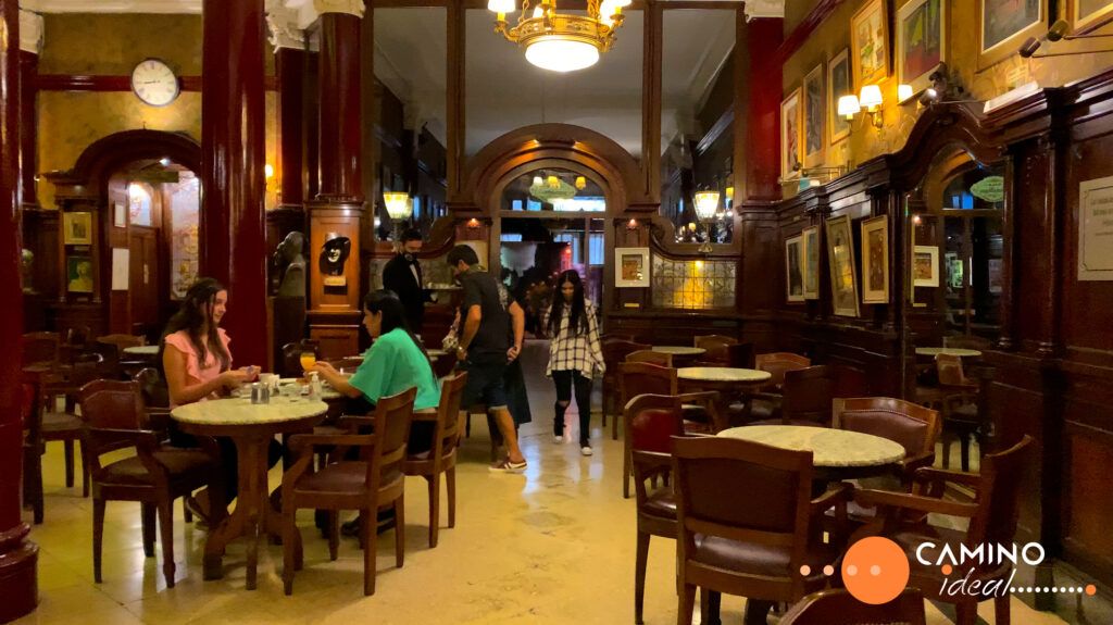 El interior del Cafe Tortoni, en Buenos Aires