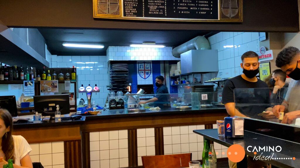 Interior Pizzeria Banchero ubicada en la Av. Corrientes en Buenos Aires