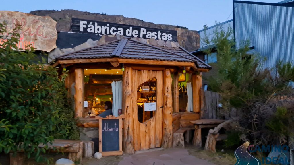 La entrada del restaurant Maffia un restaurant especializado en pastas en El Chaltén