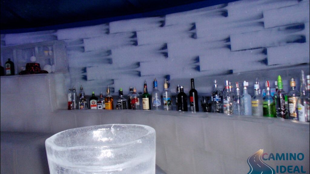 Una copa y bebidas en el bar del hielo
