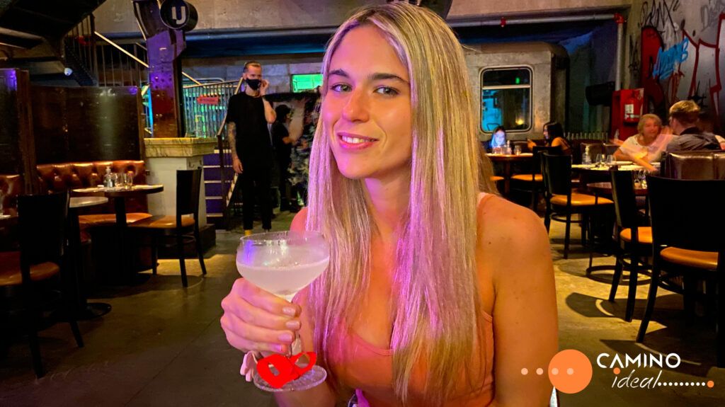 Noelí disfrutando un trago en el bar Uptown Buenos Aires