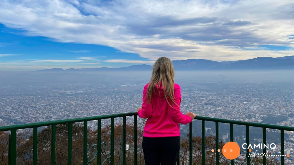 Noelí de espaldas mirando la ciudad de Salta desde el Cerro San Bernardo
