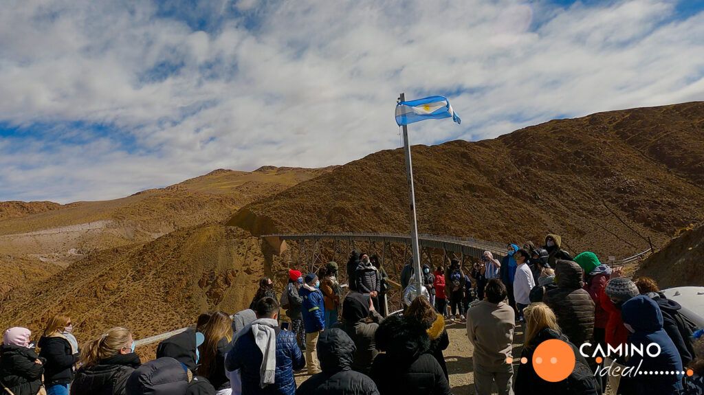 Izar la bandera Argentina en el Viaducto la Polvorilla