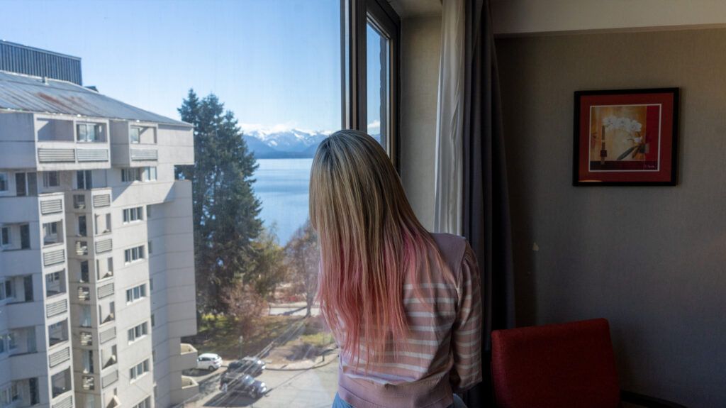 Noelí mirando por la ventana de una de las habitaciones del Hotel Crans Montana
