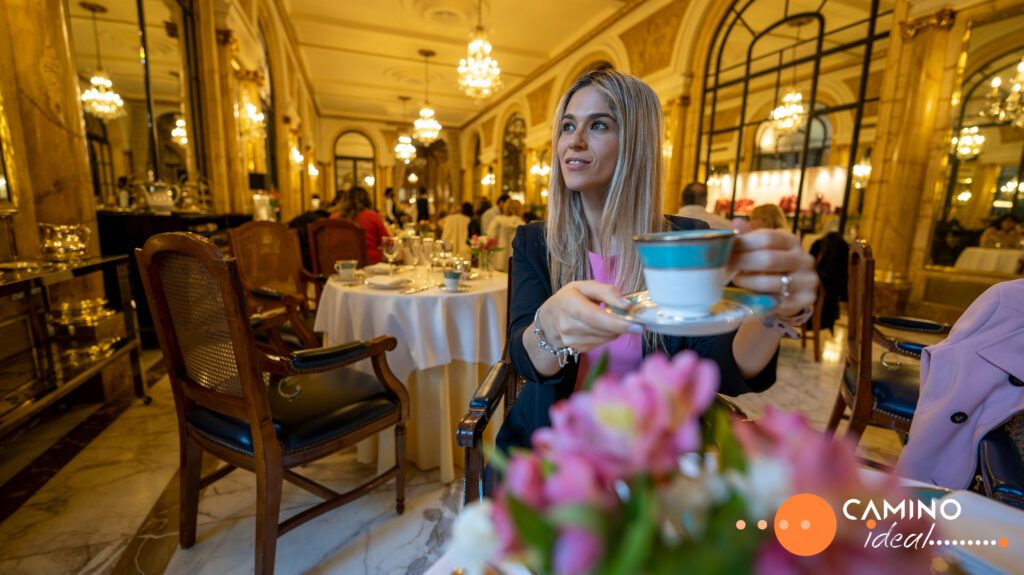 Noelí tomando el té en el Alvear Palace