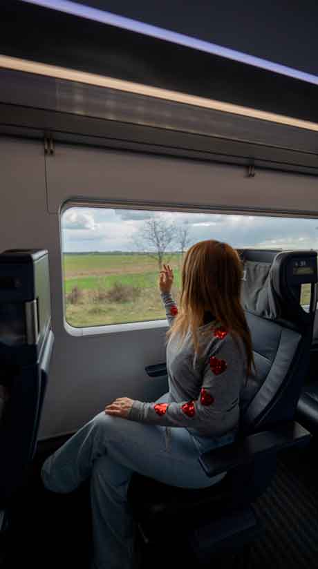 Noelí viajando en un tren gracias a Eurail Pass