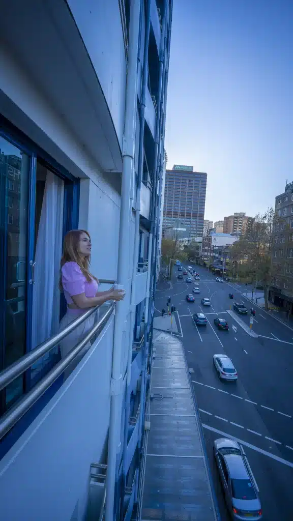 Noelí en el balcón de la habitación del Club Wyndham Sydney