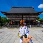 Noelí en un templo de Kioto con un Yukata
